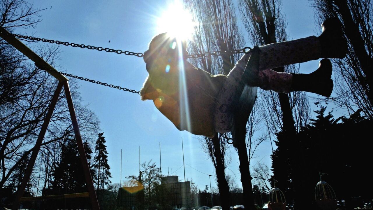 Čovek na suncu u parku