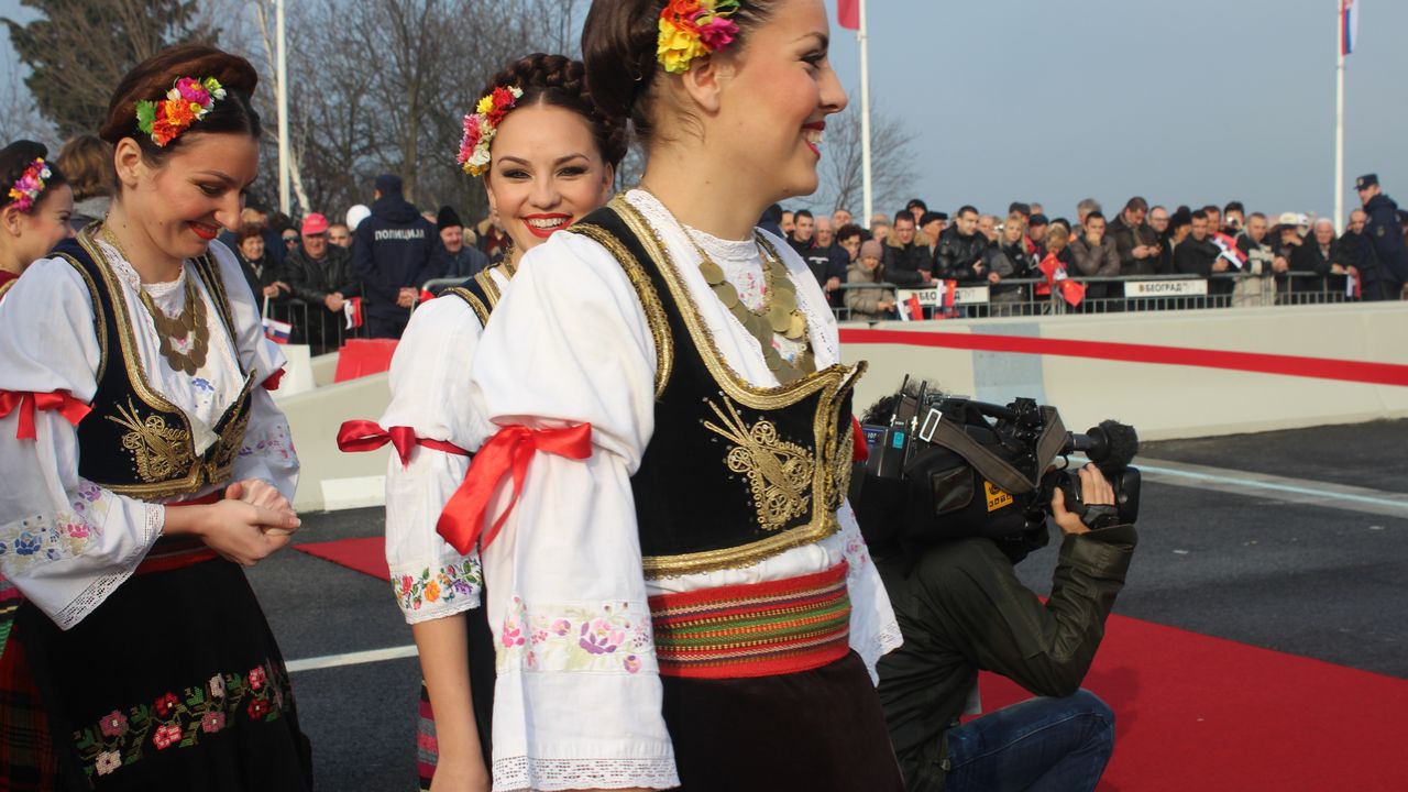 Devojke u narodnoj nošnji