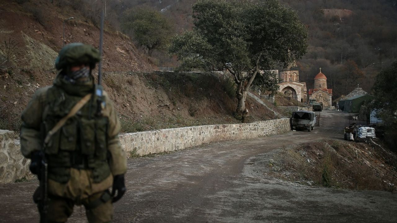 Ruski mirovnjak ispred manastira Dadivank