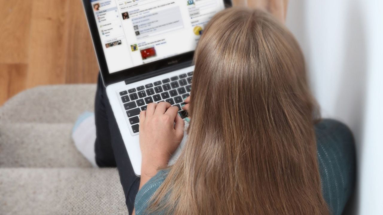 Devojčica ćaska preko Facebooka