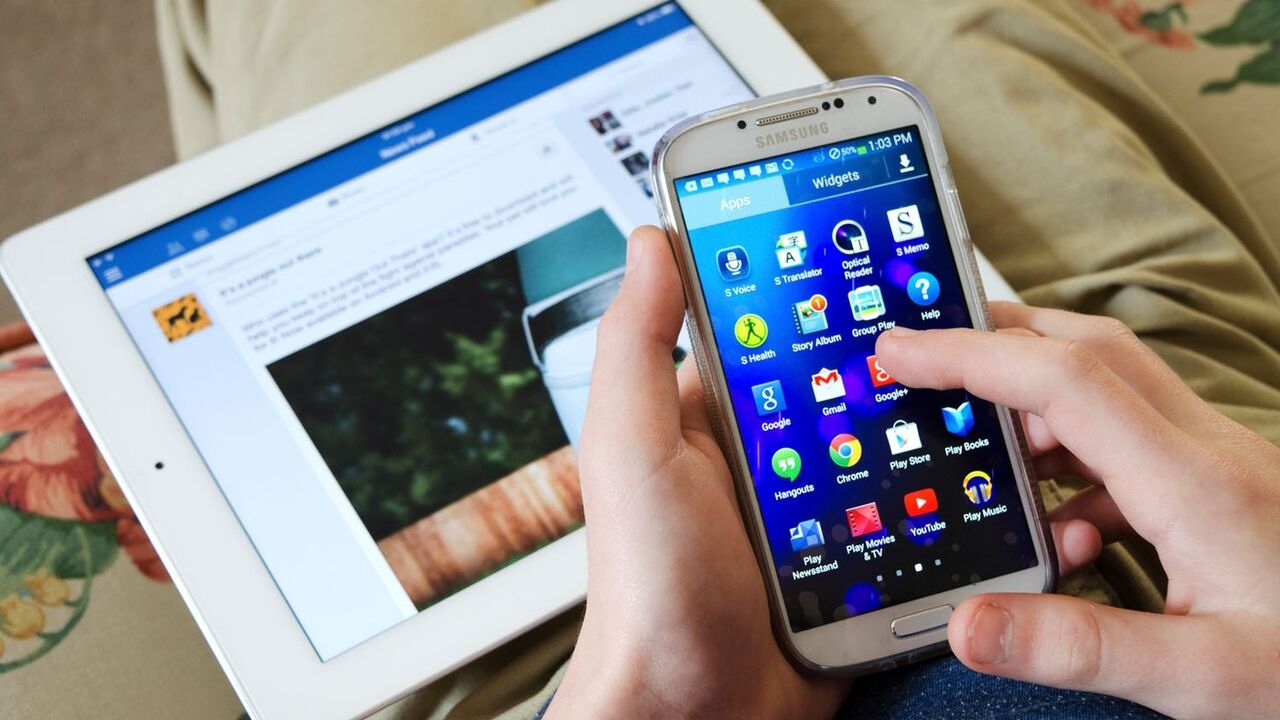 Tablet i pametni telefon na krilu