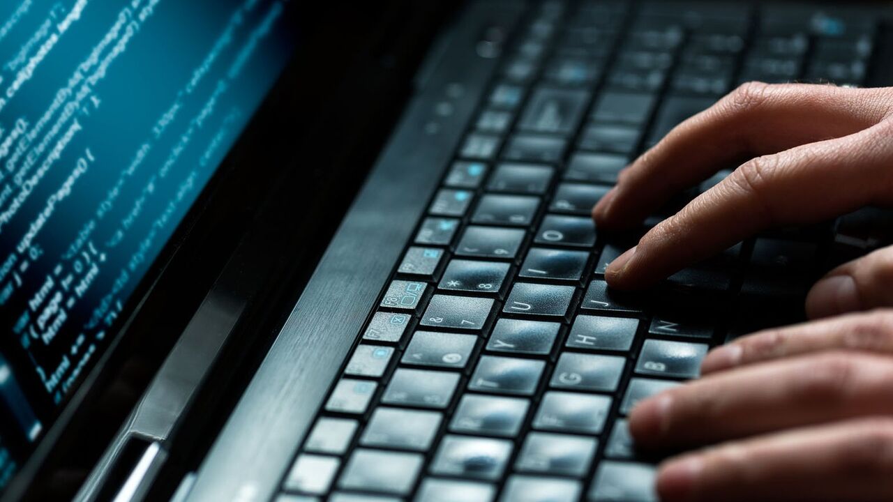 Haker kuca na laptopu