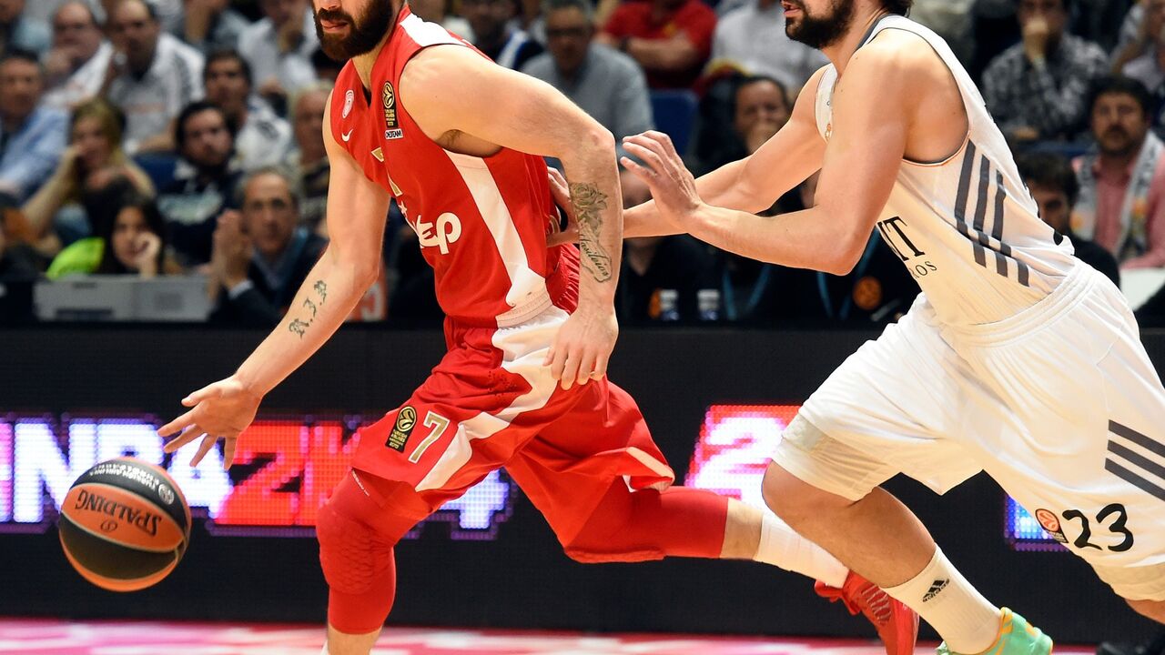 Vasilis Spanulis vodi loptu protiv Real Madrida