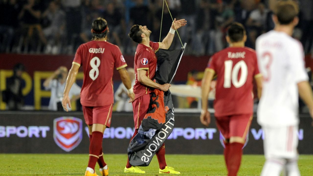 Stefan Mitrović skida albansku zastavu s kvadrihoptera