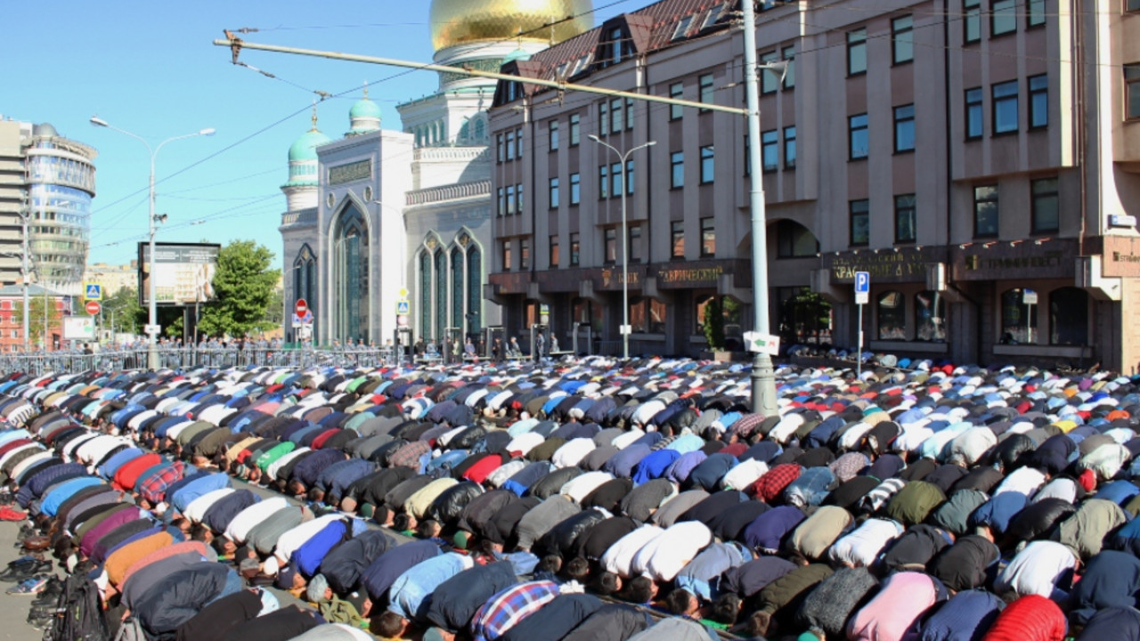 Muslimani klanjaju namaz u Rusiji