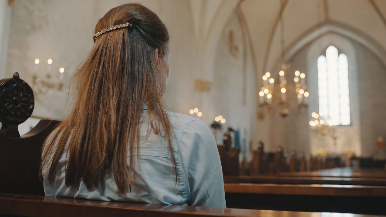 Žena u crkvi