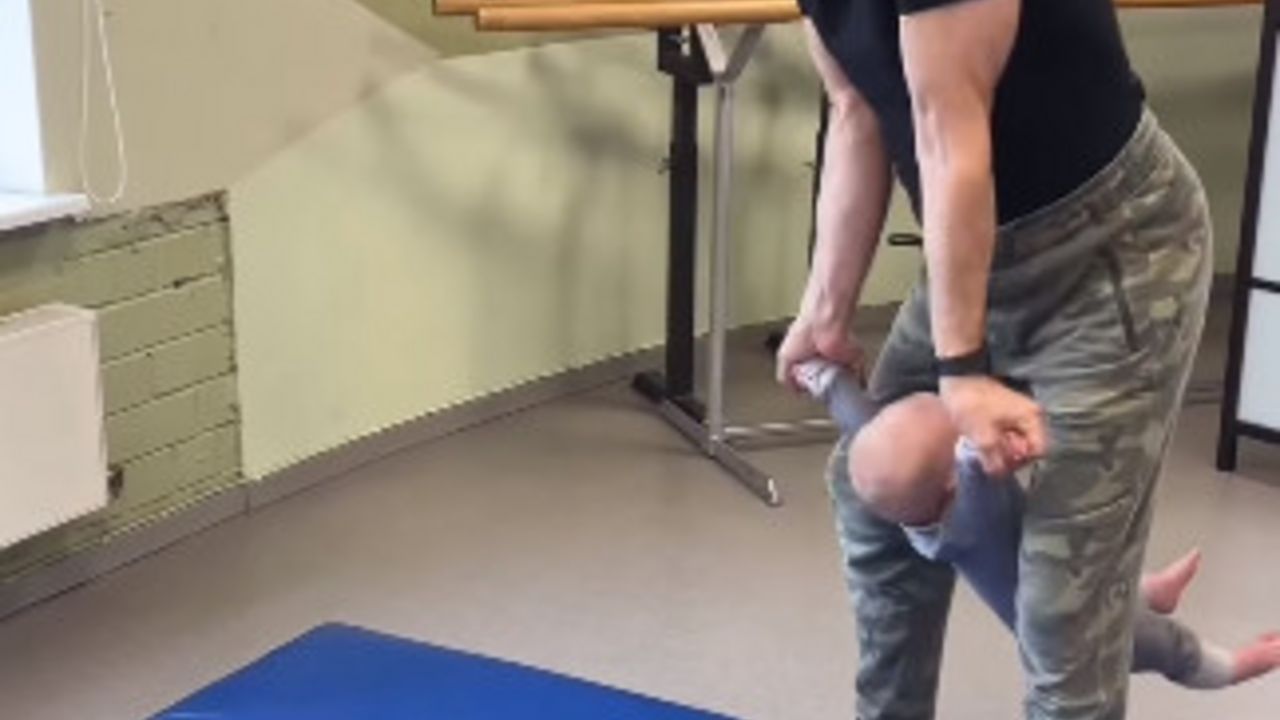 Jezive akrobacije sa bebom