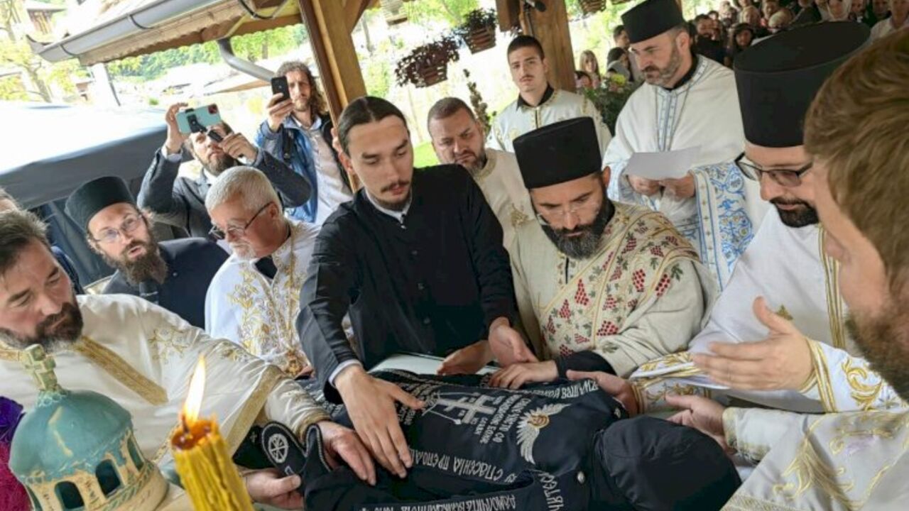 Presvlačenje moštiju Svetog Zosima