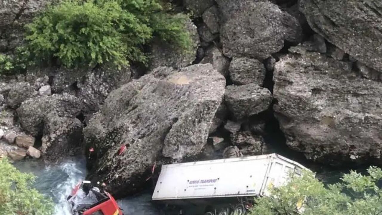 vozač kamiona sleteo u reku 
