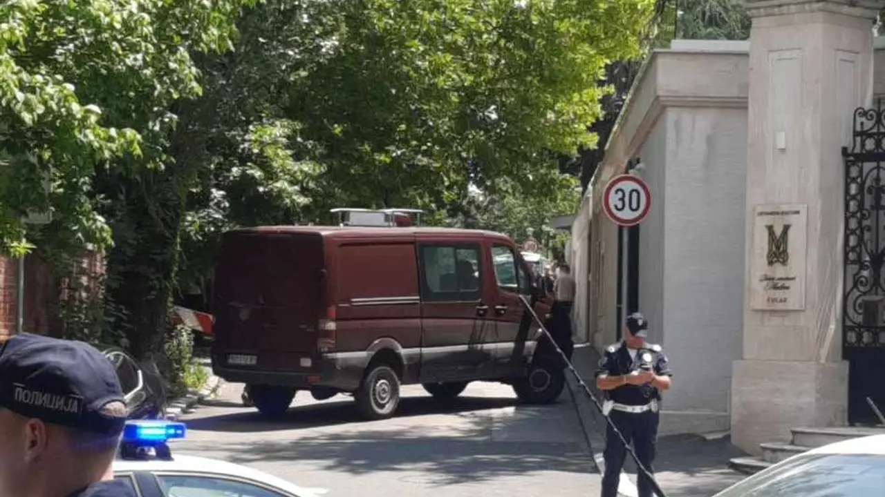 Ranjen žandarm ispred Izraelske ambasade
