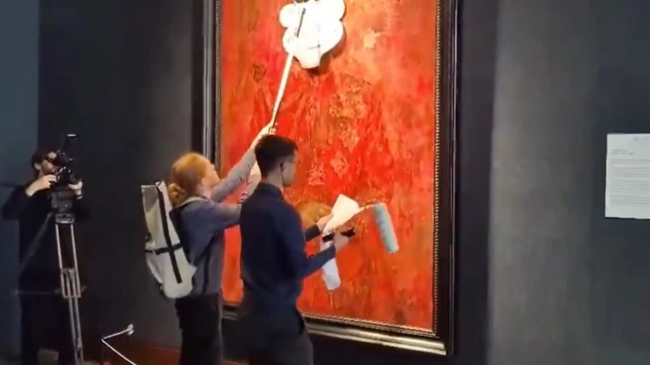 aktivisti uništili portret kralja Čarlsa
