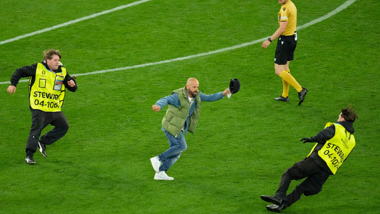 Albanski gledalac uleteo u teren