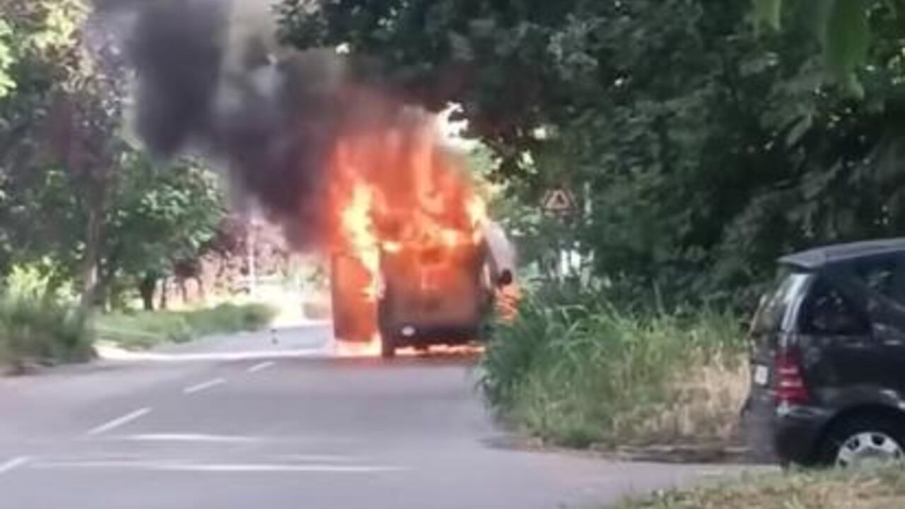 Gori automobil u Zemunu
