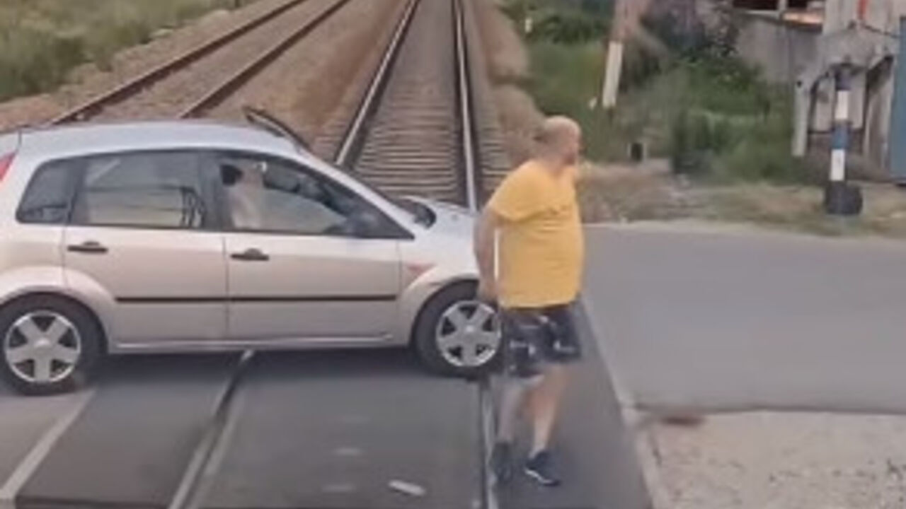 Muškarac stao na prugu