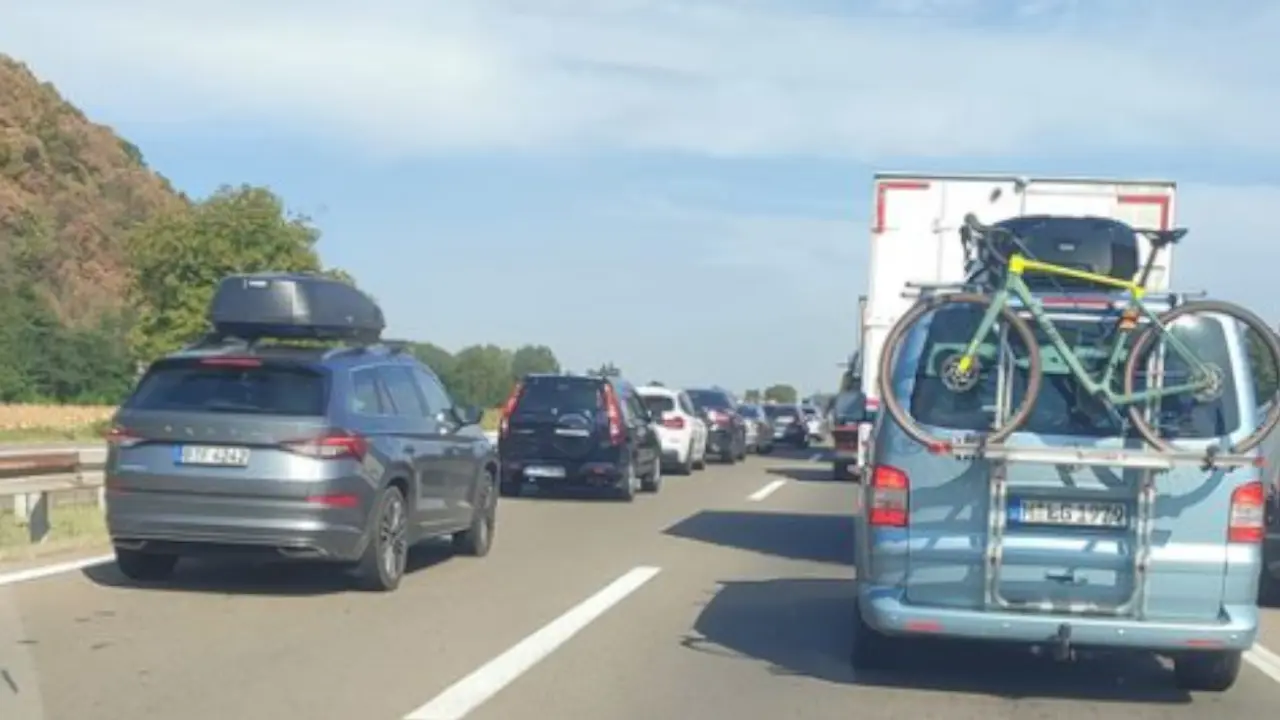 Kolona vozila na autoputu E-75