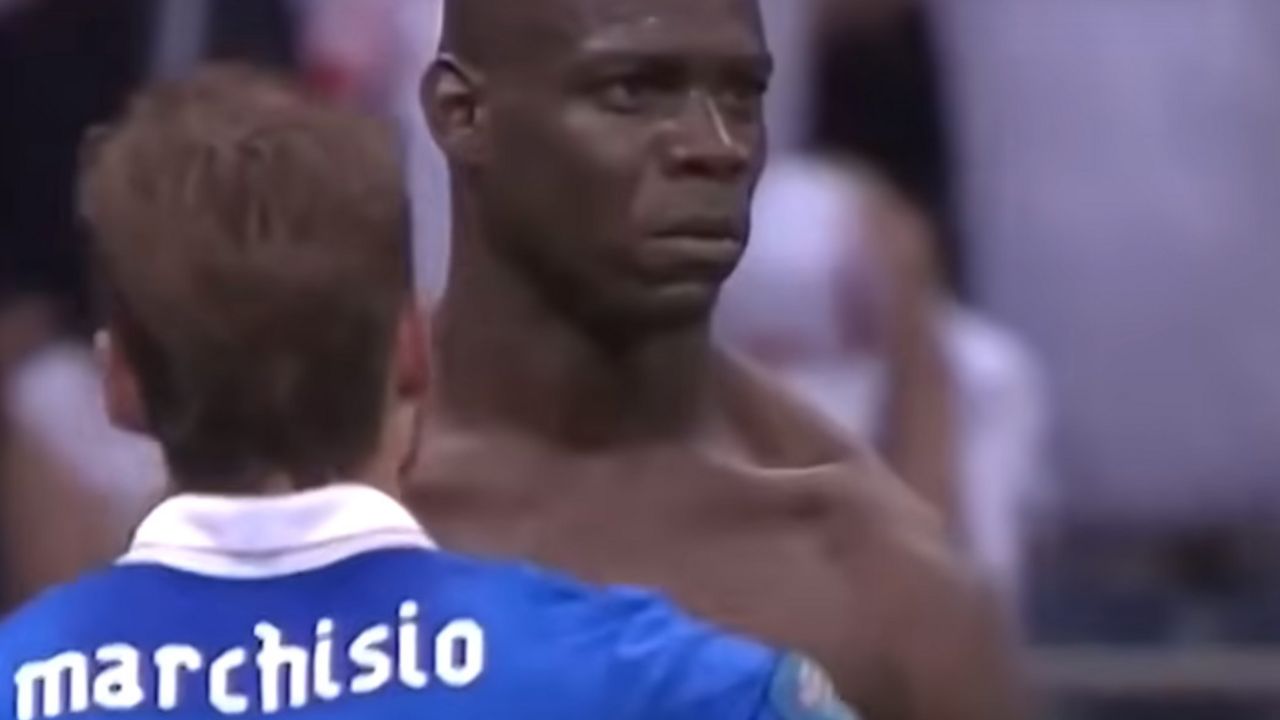 Mario Baloteli slavi gol protiv Nemačke na Evropskom prvenstvu 2012. godine