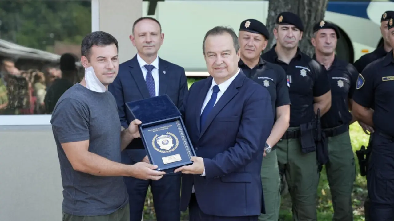 Žandarm ranjen ispred izraelske ambasade