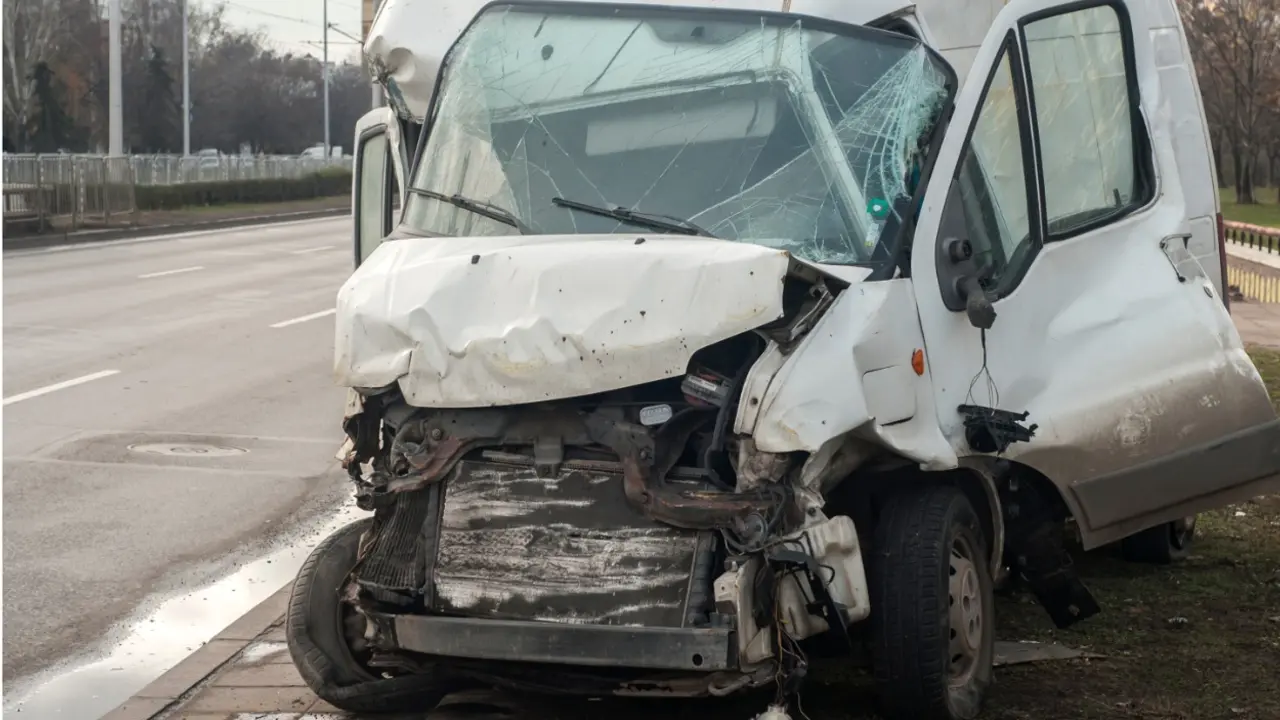 Uništen minibus
