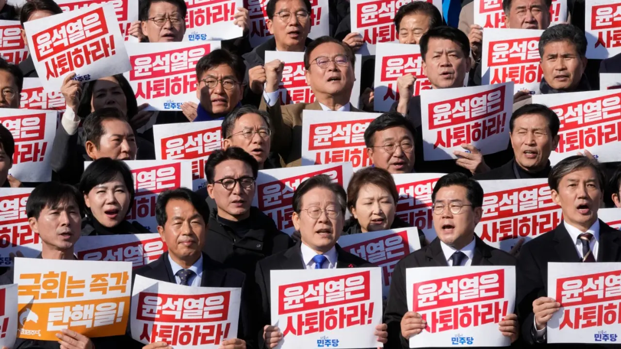 Plakati na koji zahtevaju ostavku predsednika Južne Koreje