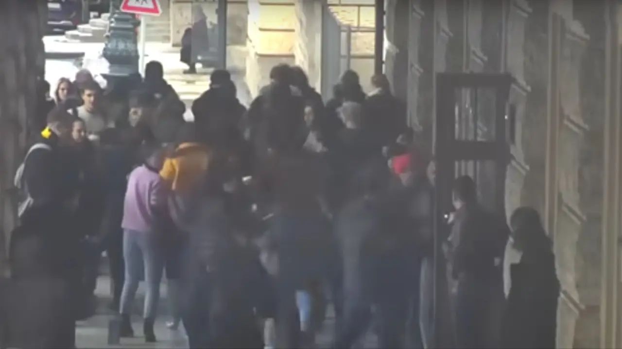 Scene ispred fakulteta