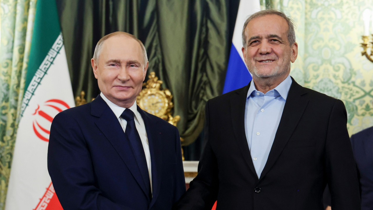  Vladimir Putin i Masudo Pezeškijan