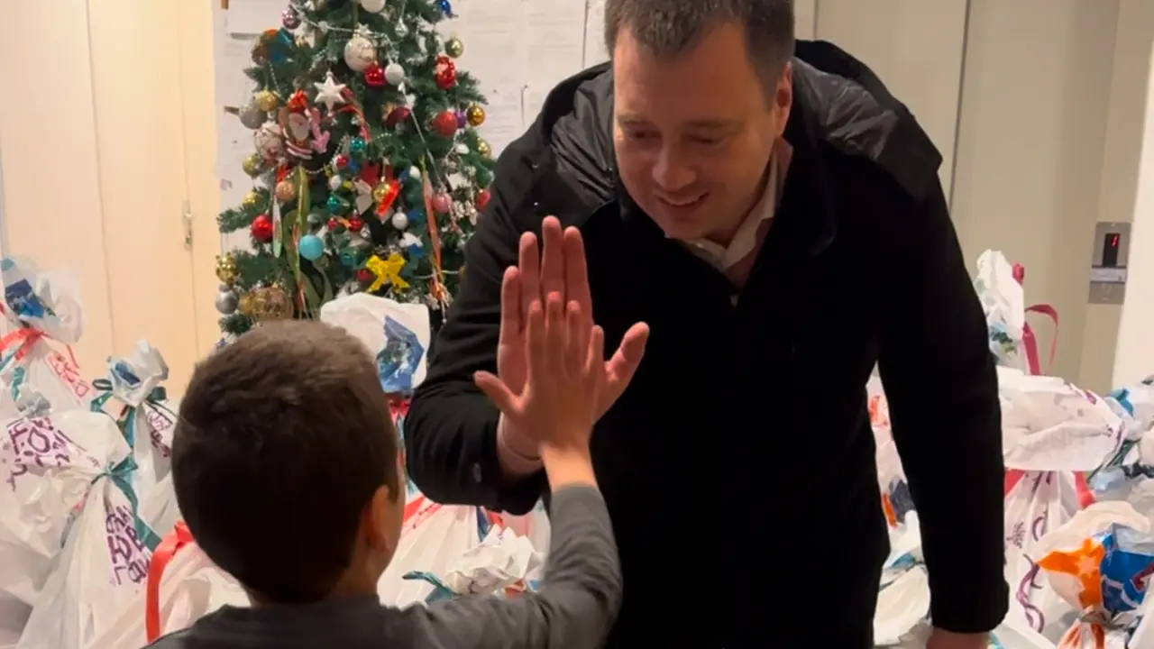 Marko Popadić uručio novogodišnje poklone mališanima u Prihvatilištu za decu Beograda