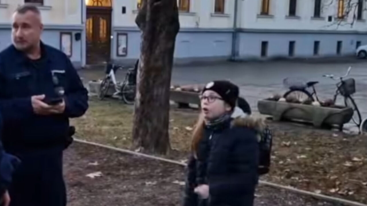 Devojčica moli policajce da je ne predaju ocu