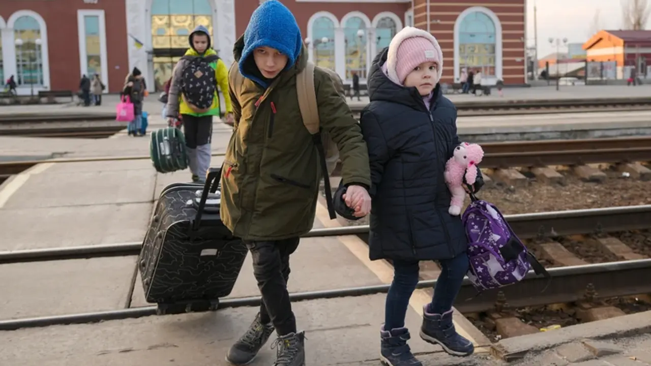 Ukrajnska deca evakuišu se iz Kramatorska nakon što je Rusija pokrenula invaziju 24. februara 2022.