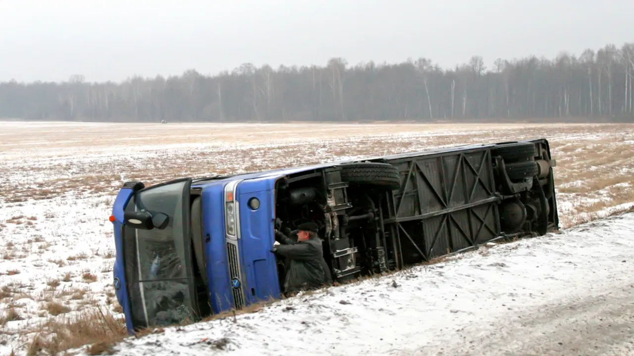 Prevrnut autobus