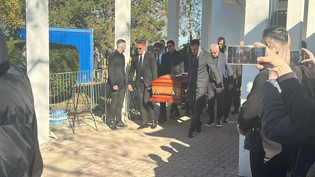Ostoja Mijailović nosi kovčeg