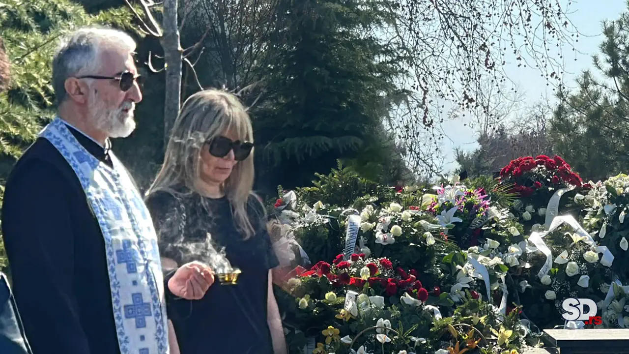 Suzana Jovanović sa sveštenikom