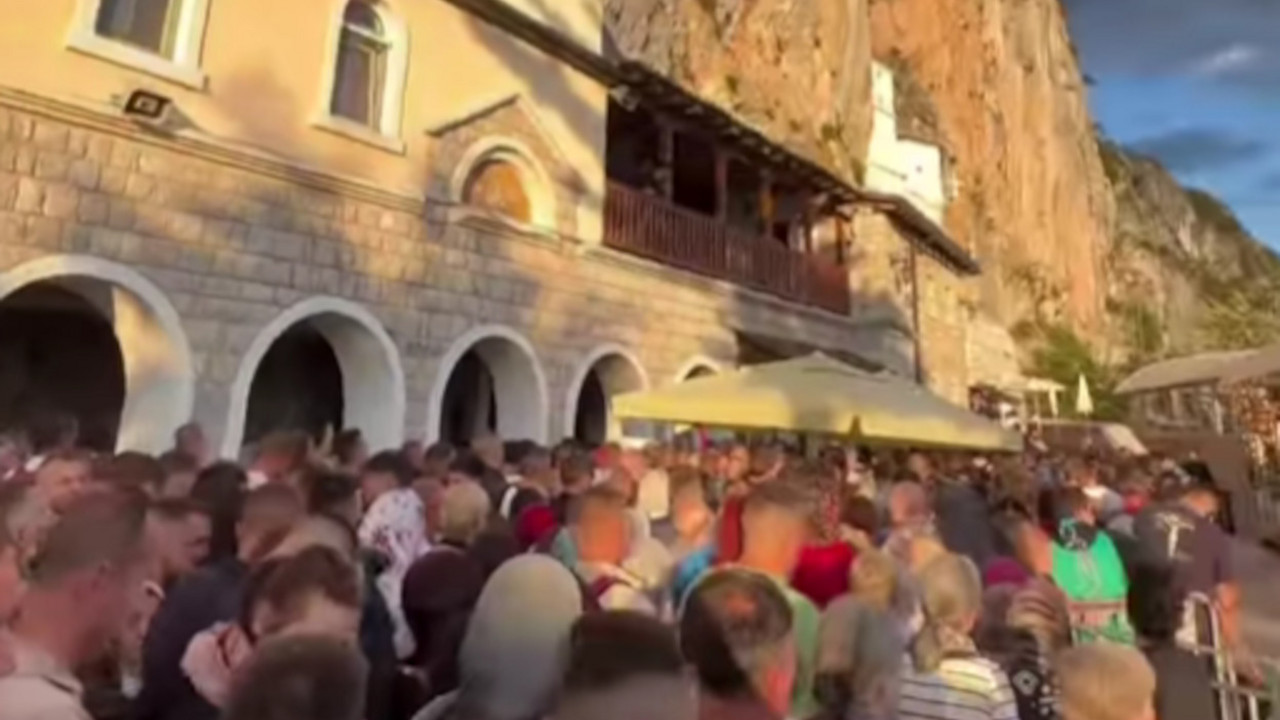 Okupljeni vernici ispred manastira