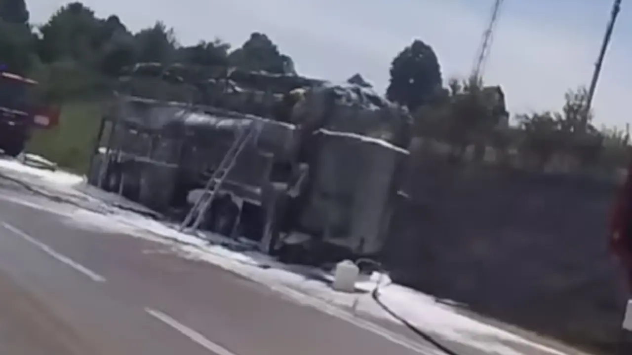 Izgoreo autobus na putu