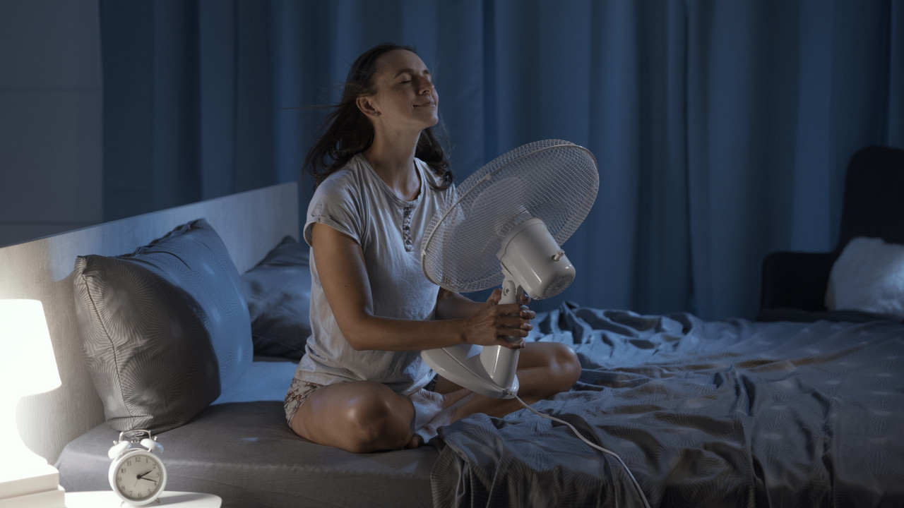 devojka se hladi ispred ventilatora