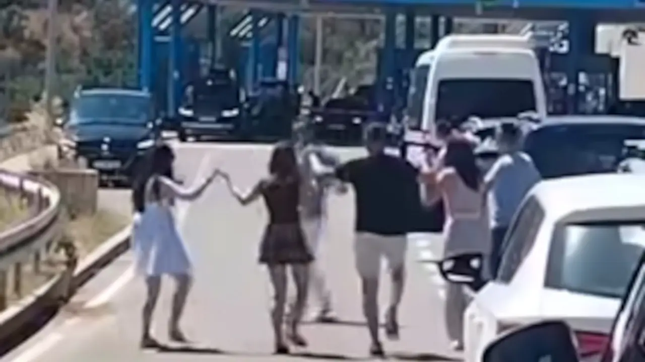 Srbi igrali kolo na granici