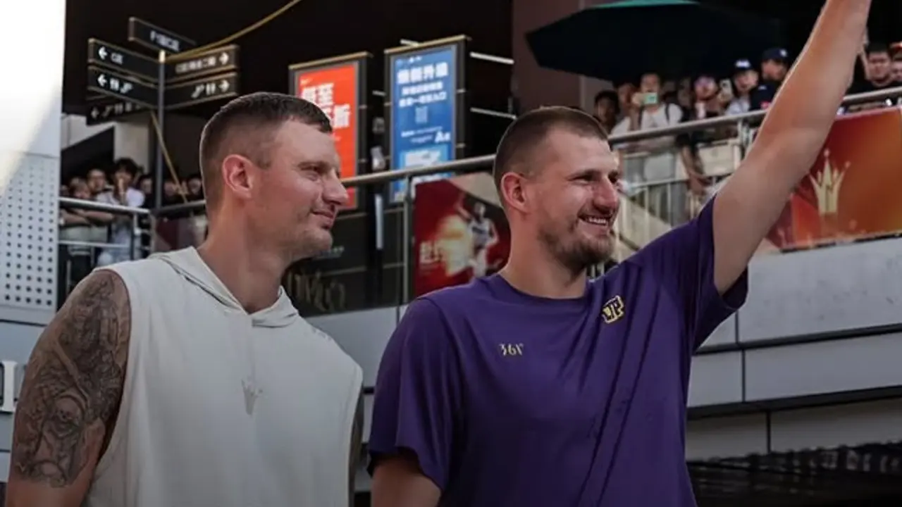 Nikola Jokić sa bratom Nemanjom u Kini