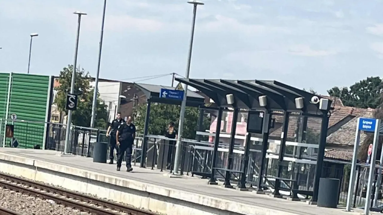 Dolazak policijske patrole na Železničku stanicu u Batajnici