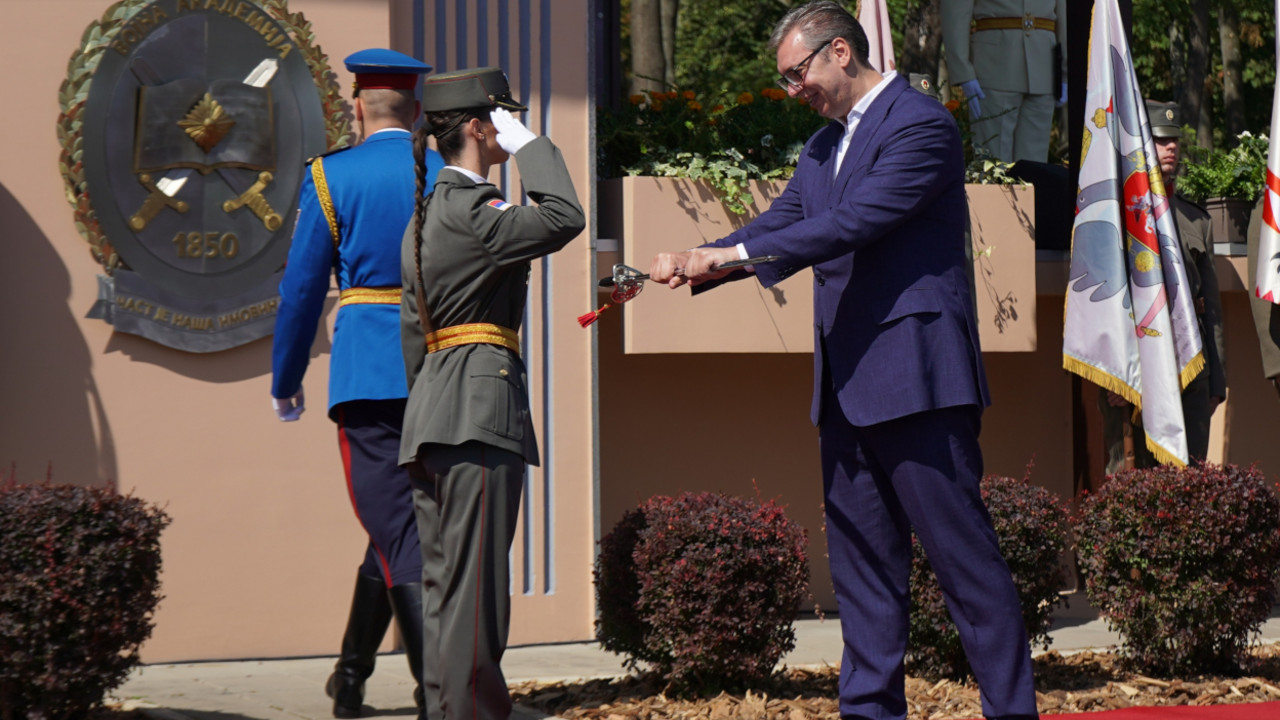 Najuspešnjim kadetima Vučić uručio oficirske sablje sa posvetom