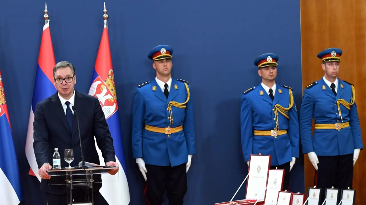Predsednik uručuje odlikovanja