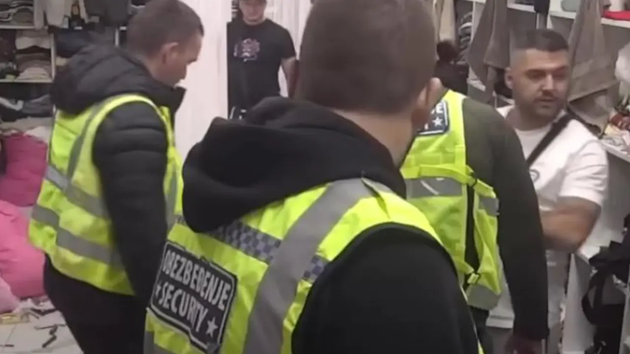 ASmin u konfliktu sa Urošem dok ga obezbeđenje zaustavlja