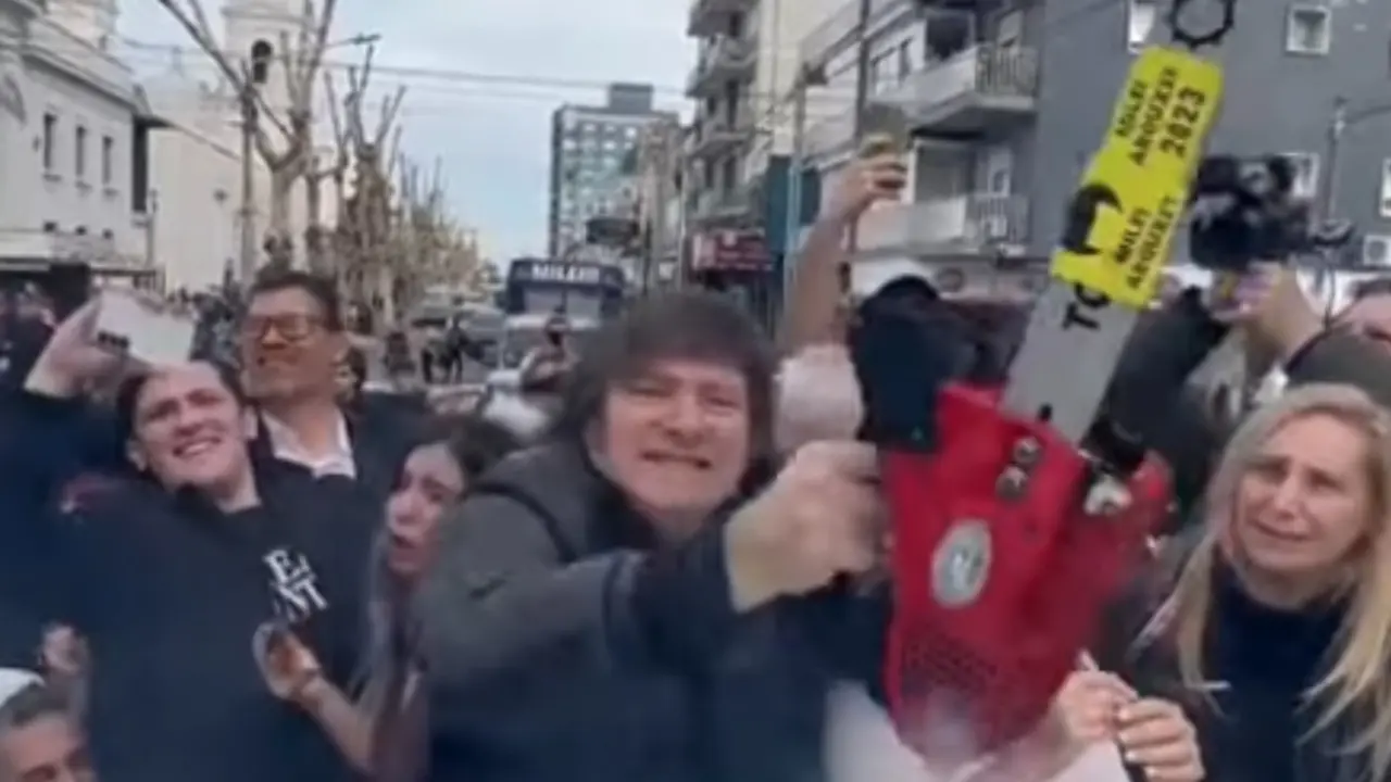 Havijer Milej sa čuvenom testerom