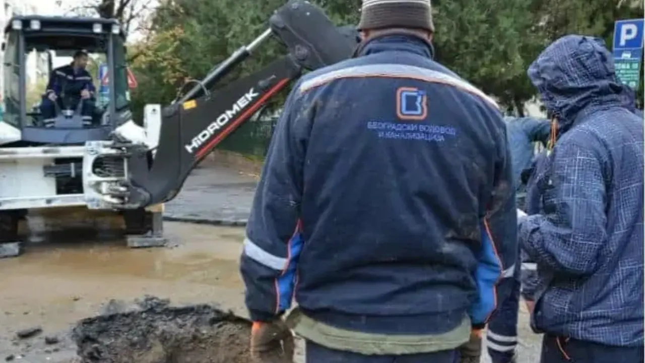 Radnici Beogradskog vodovoda i kanalizacije tokom radova na mreži u Beogradu