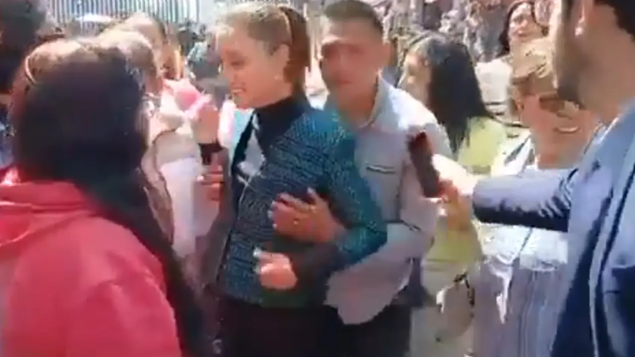 Neprimereni momenat dodirivanja predsednice Klaudije Šeinbaum