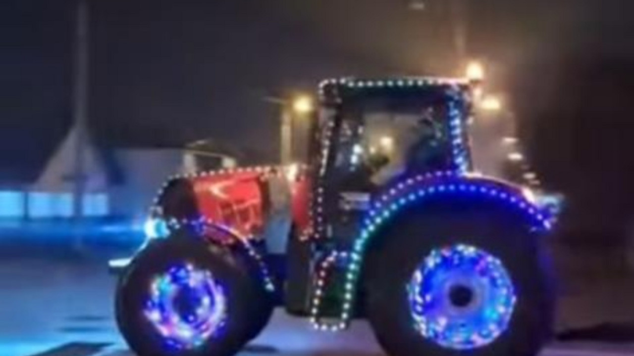 Novogodišnji traktor