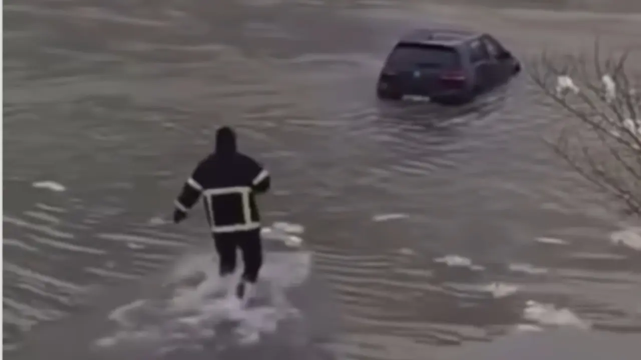 Vatrogasac Rade koji je izvukao potopljeni automobil iz nabujale Drine
