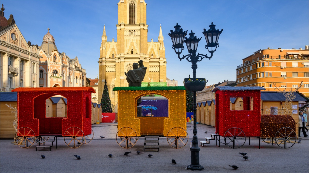 Zapaljena vrata katedrale u  Novom Sadu