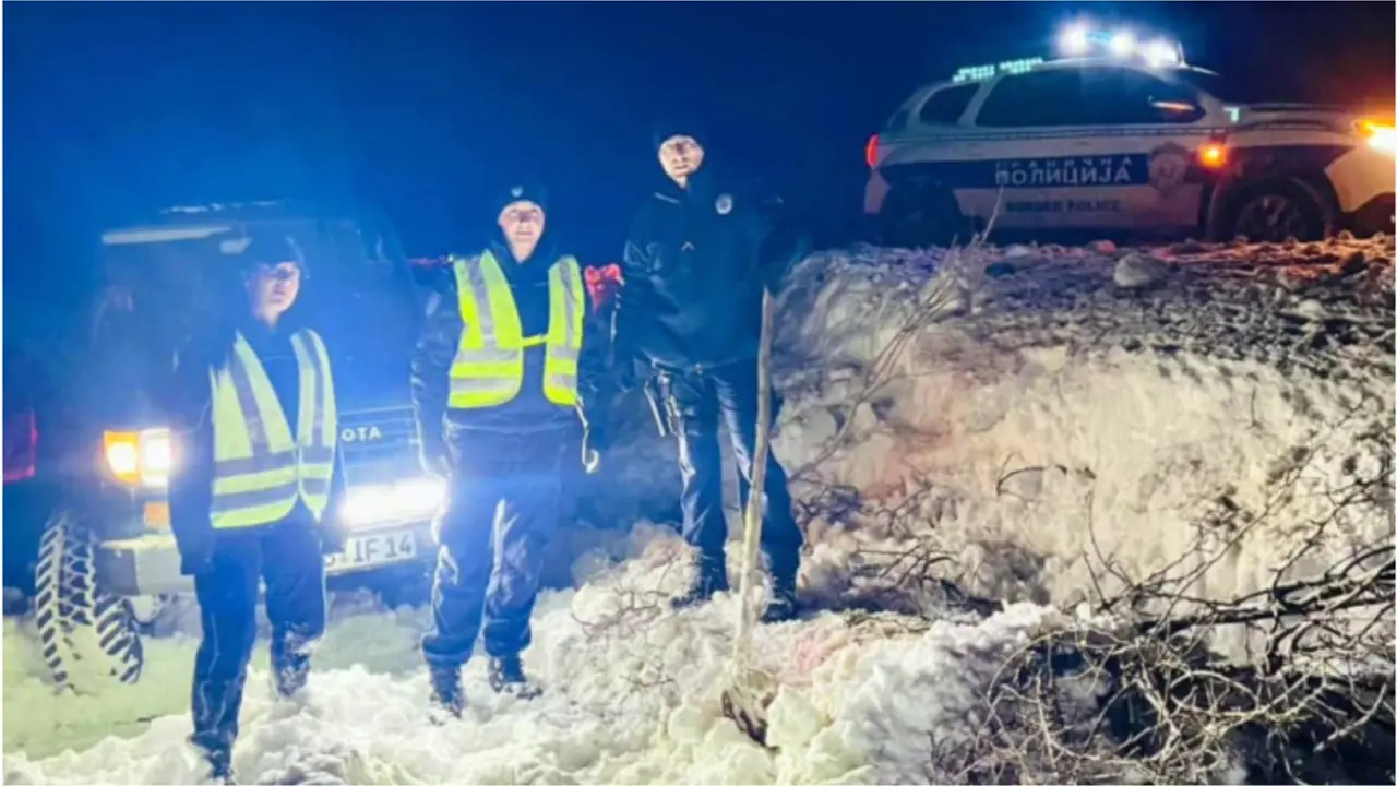 Policija spasila mladi bračni par koji je kolima upao u sneg