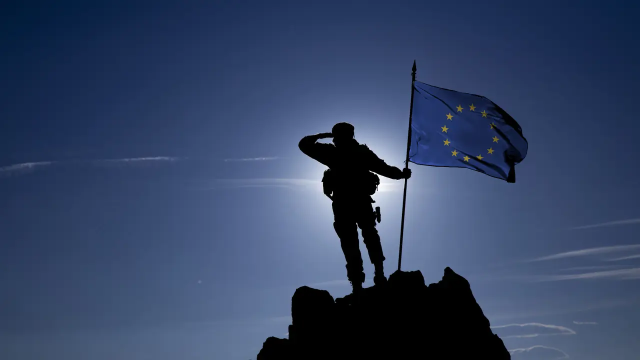 Vojnik sa zastavom EU