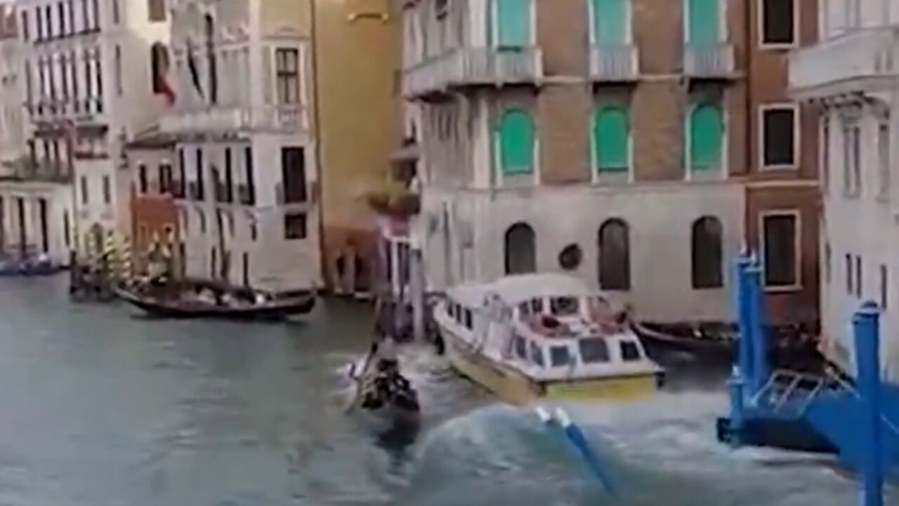 Trajekt van kontrole pregazio gondole u Veneciji