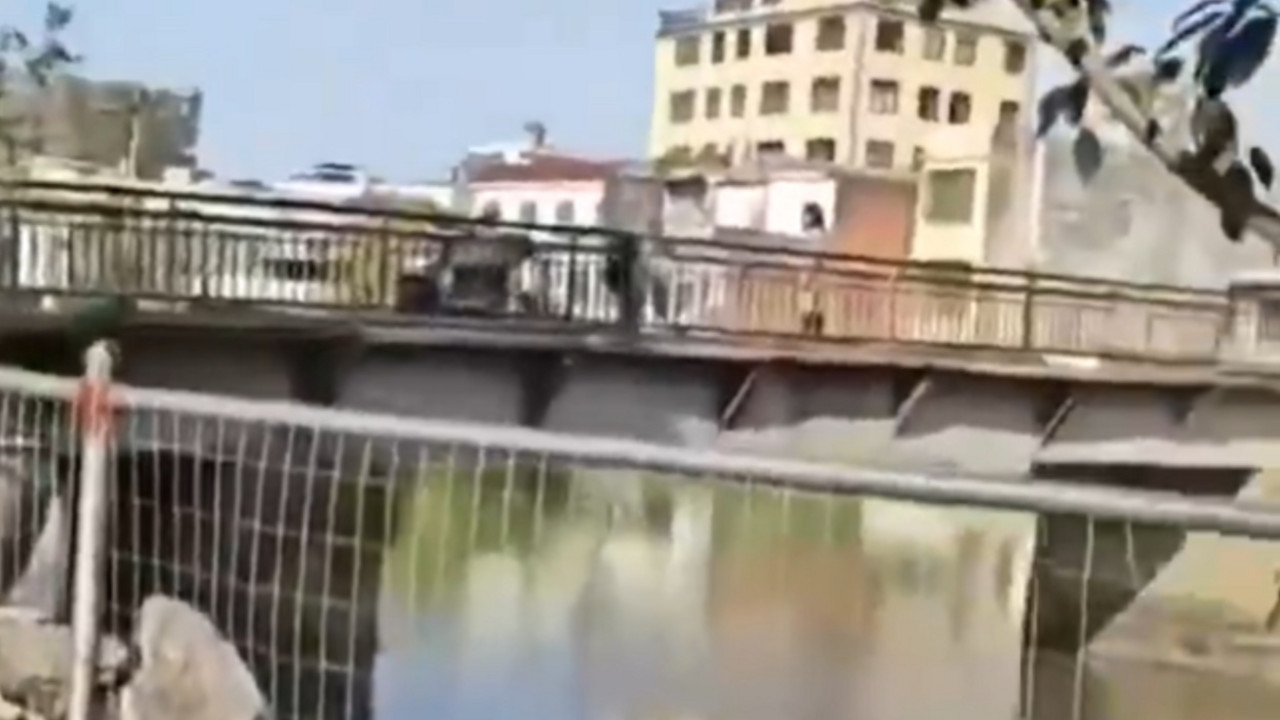 Zgrabio dete i bacio ga u vodu pred očima prolaznika